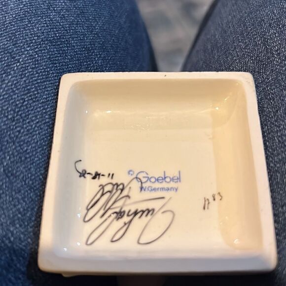 M j Hummel KISS ME Figurine Signed and Dated and numbered. - Picture 7 of 7